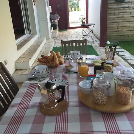 Chez Phil Et Dom Bed & Breakfast 3*