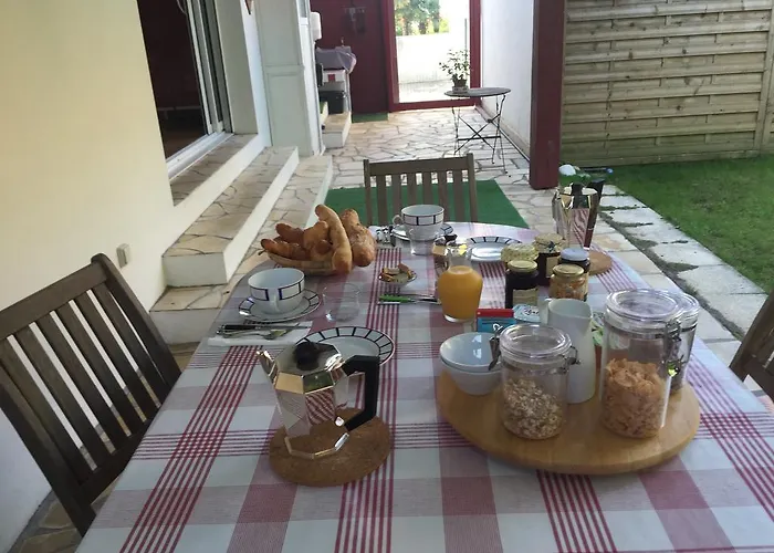 Chez Phil Et Dom Bed and Breakfast 3*